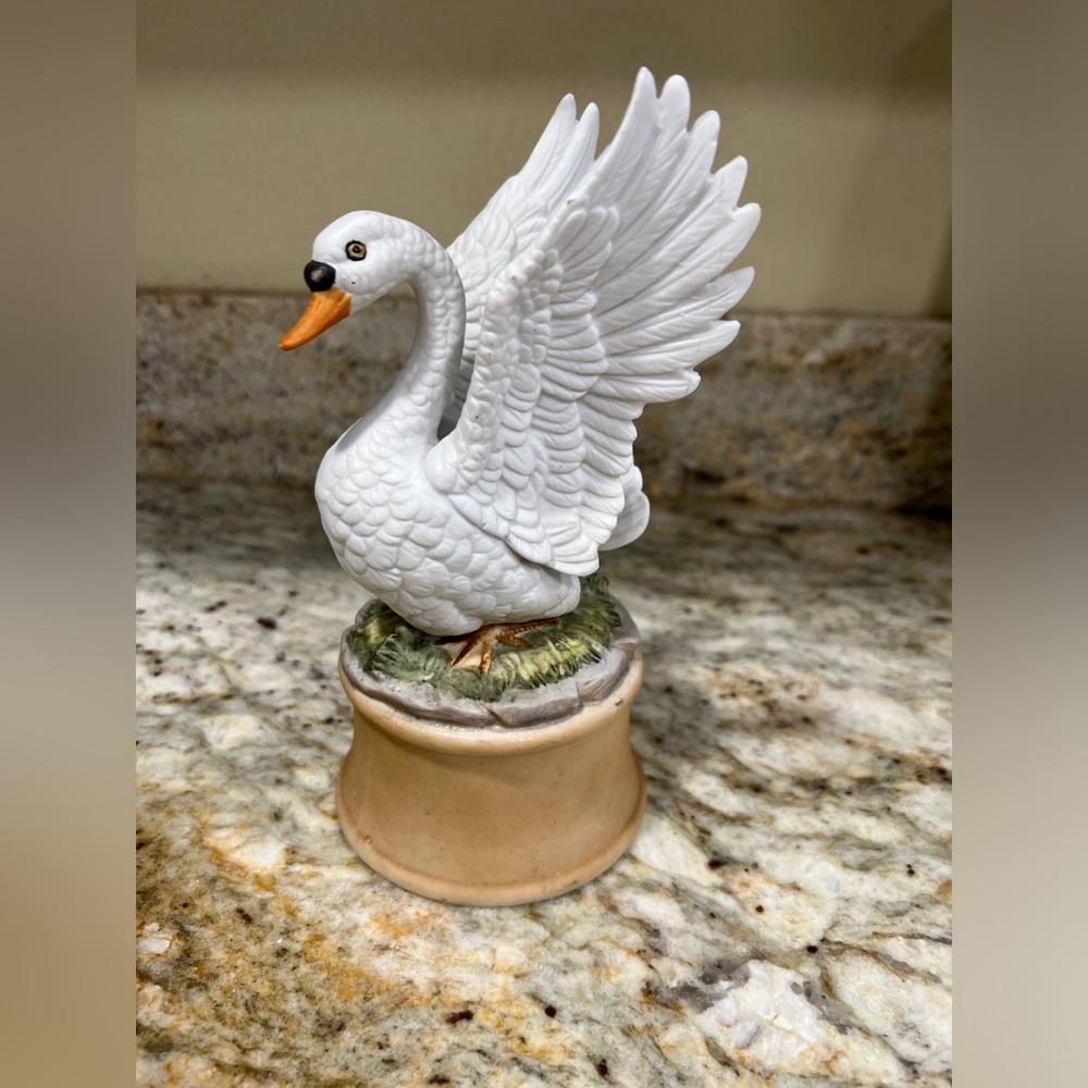 RARE - SHAFFORD
PORCELAIN BISQUE MUSIC
BOX: SWAN / GONE WITH THE WIND - VINTAGE